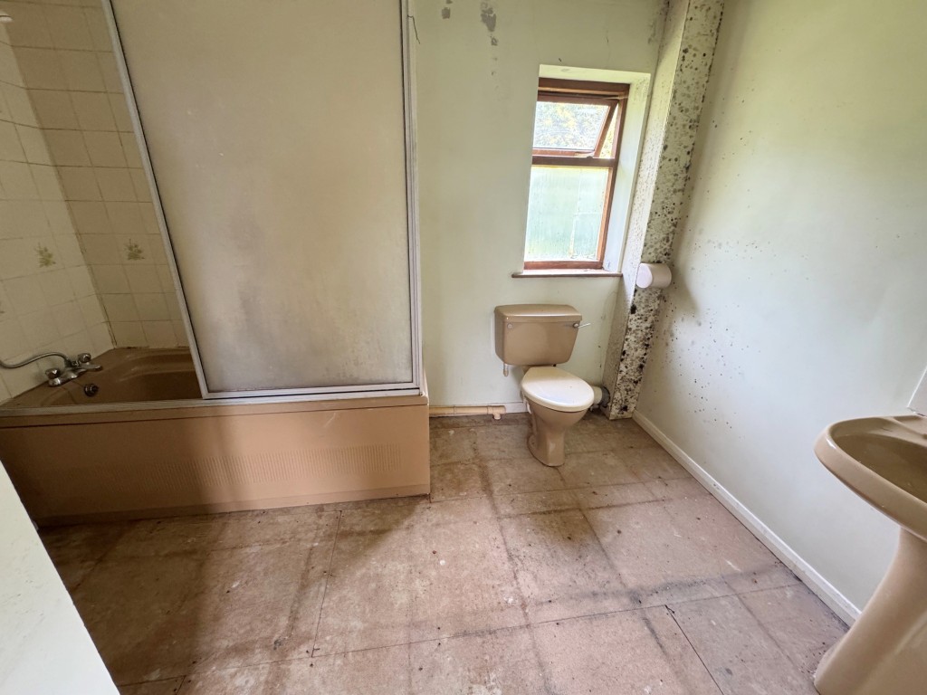 Lot: 147 - DETACHED TWO STOREY DWELLING IN ALMOST ONE ACRE WITH POTENTIAL - Bathroom